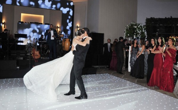 Eugenia y Ricardo lucieron su amor y completo romanticismo al compartir su vals nupcial.