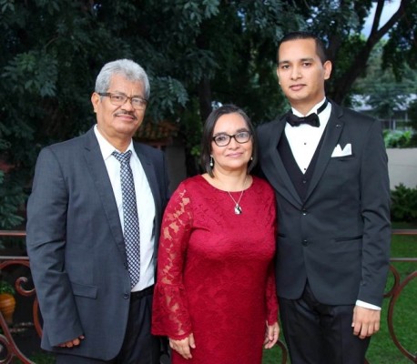 El Dr. Carlos García con sus padres, Carlos García y Alba Carranza.