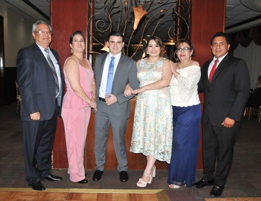 El abuelo de la novia, Jorge Ramos, la madre de la novia, Gabriela Ramos, David Alberto Mejía, María Gabriela Ramos, la abuela de la novia, María Luisa Ramos y el padre de la novia, Héctor Alvarado.