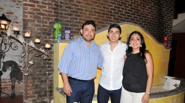El cumpleañero Gabriel Martínez junto a sus padres, Raúl Martínez y Norma Paz de Martínez