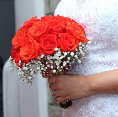 El hermoso bouquet de la novia fue elaborado con rosas rojas y sutiles pinceladas en blanco por Scarleth Mena