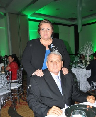 El padre del novio, Roger Castillo y Rosa Eva Castillo