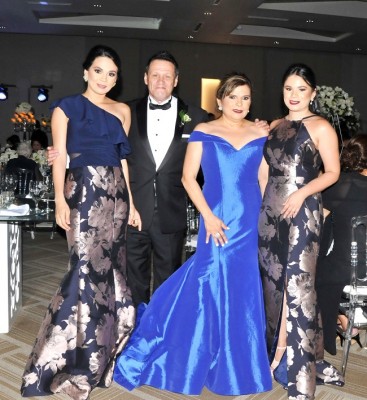 Elena Alvarado, los padres de la novia, Carlos y Elvia Alvarado y Daniela Alvarado