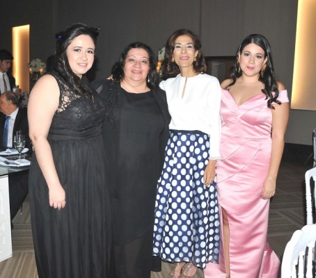 Elena de Pereira, Carolina Colindres, Leyla Faraj y Sofía Pereira.