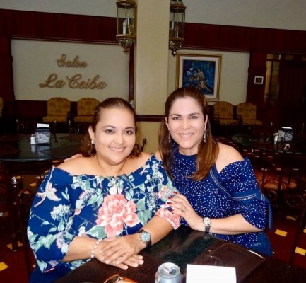 Elizabeth Orellana con su amiga Jessica