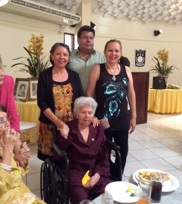 En el homenaje de Ela Villalobos de Ramírez por su trayectoria como Ex-presidenta de La Asociación de Esposas de Oficiales. 