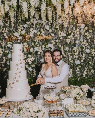Flor de María Herrera y Jaime Alejandro Larriva, comparten su exquisito pastel de bodas elaborado por Nadia Canahuati de Signature Cakes.