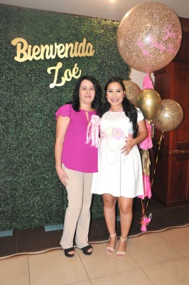 Gabriela Flores junto a su madre y anfitriona de su baby shower, Yamileth Alvarenga