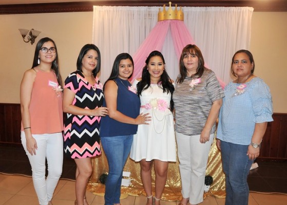 Grace Canahuati, Dilcia Guzman, Dina Su, Gabriela Flores, Soreya Canahuati y Claudia Torres