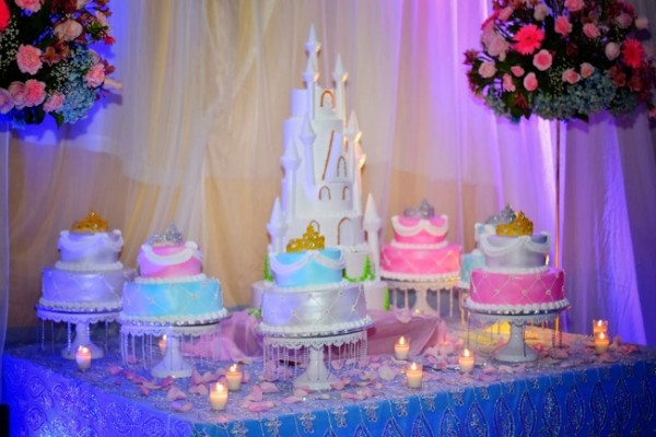 Los exquisitos y a la vez hermosos pasteles que la quinceañera compartió en su cumpleaños.