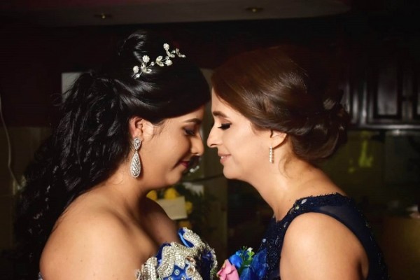 La quinceañera con su madre, Karla Ardón en una hermosa imagen del recuerdo.