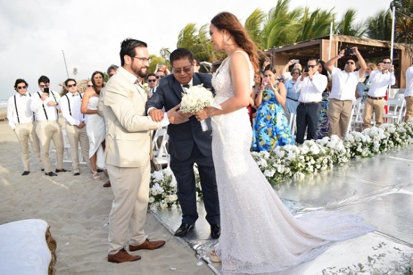 Instante en que el padre de la novia, Narciso Herrera, entrega a su hija Flor de María a su esposo, Jaime Larriva.