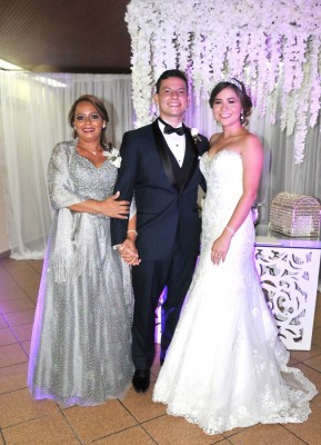 Kelly Ventura y Joseph Knur junto a su madre, Jessica Varela