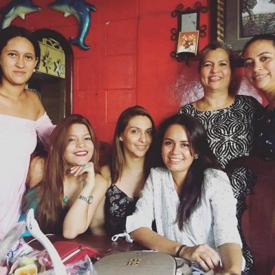 Kristabell Ordóñez, Greisy Caballero, Teresa Caballero, Alejandra Avilés, Delmy Canales y Patricia Canales reunidas en familia
