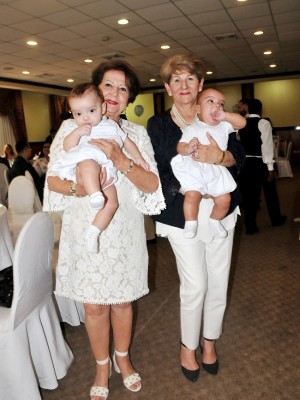 La abuela paterna, Marlene Montalván y la abuela materna Ziola Chacón, sostienen en brazos a sus nietos Eduardo Antonio y Ricardo Andrés Larios Castro.
