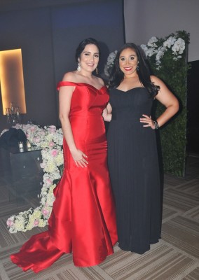 La dama de honor y hermana de la novia, Nadia Gómez y Nancy Álvarez