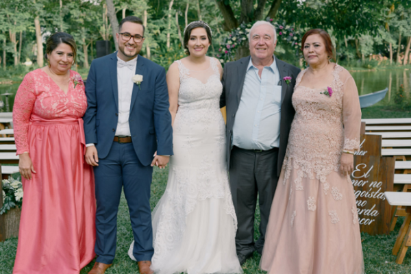 La madre de la novia, Sandra Patricia Pineda, Héctor Sabillón, Mónica Cristina Pineda, y los padres del novio, Héctor Sabillón y Nohemy Regalado