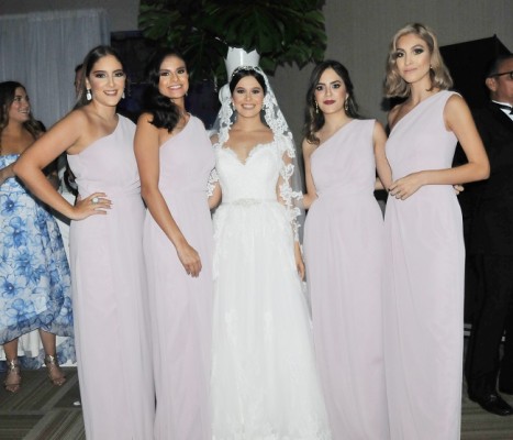 La novia, Gabriela Alvarado con parte de su cortejo de bodas.