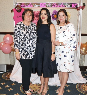 La novia, María Luisa Irías junto a su suegra, Leila Janania de Pavón y su madre, Roxana Ivette Wilson de Irías.