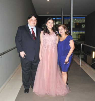 La quinceañera, Gabriela Fajardo, junto a sus padres, Raúl Fajardo y Carmen López