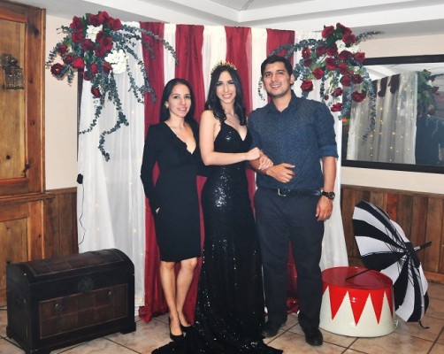 La quinceañera, Hanna Paredes junto a sus padres, Gisselle Caballero y Fernando Paredes