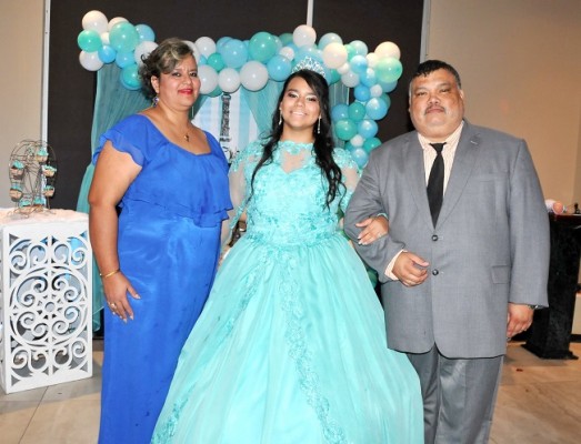 La quinceañera, Yadira Meza junto a sus padres, Yadira Rosa de Meza e Ivan Amilcar Meza