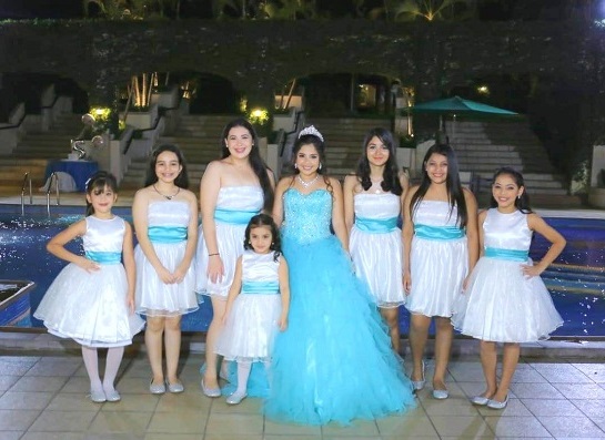 La quinceñera, Vivian Gisel Madrid con su cortejo de damitas.