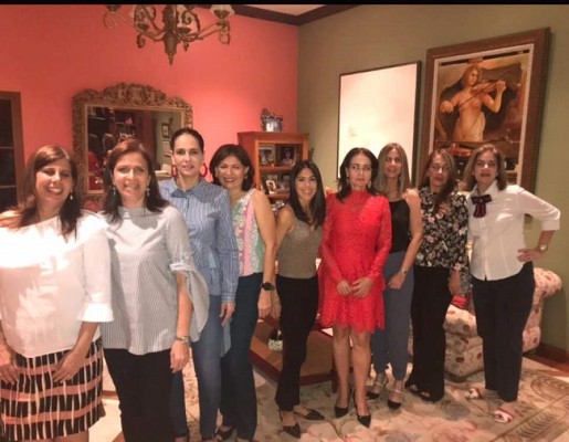 Las amigas de Mayda celebrando su aniversario en casa de Tuty