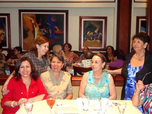 Las amigas del Club Internacional festejando a doña Rosario de Núñez