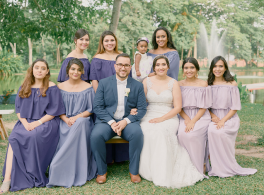Las damas del cortejo de bodas en una imagen nítida junto a los novios, Mónica y Héctor Sabillón