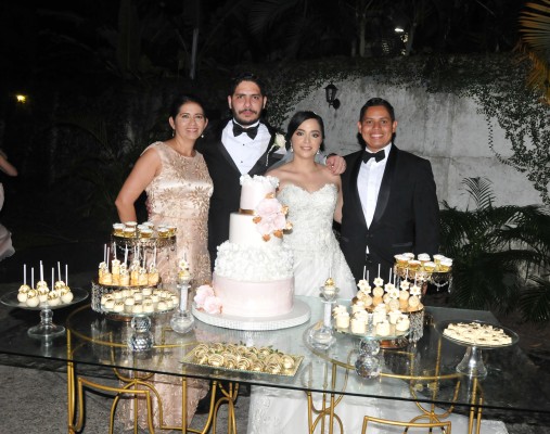 Los novios, Gabriela Funes Ferman y Yusef Antúnez junto a sus padrinos de boda, Sila Caraballo y Javier Rodas