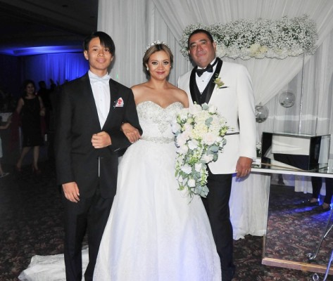 Los recien casados, Danilo Ponxce y Reyna Pinel, junto a su hijo Danilo Felipe Jr.