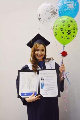 Miss Honduras 2007 Alejandra Mendoza se graduó de doctora. Recordamos que su servicio social lo hizo en un publitó muy recóndito de Colón donde tenía que viajar en balsa