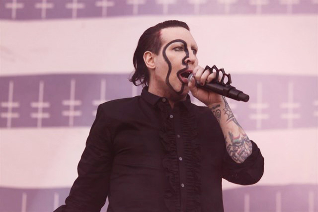 Marilyn Manson se desmaya en pleno concierto