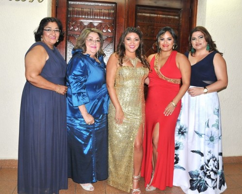 Mary Rivera, Mirian Aveiro, Christie Aveiro, Miriam Ramírez y Karen Villela