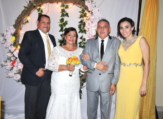 María del Carmen Orellana y Pedro Antonio Calderón junto a sus padrinos de boda, Hugo Maltez y Farah Ubeda