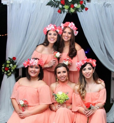 El cortejo de la novia: Michelle Aguilar, Lucy Cordon, Andrea Cruz.. De pie Elena Garcia y Gabriela Turcios