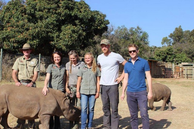 El príncipe Harry de viaje en África, pero sin Meghan Markle