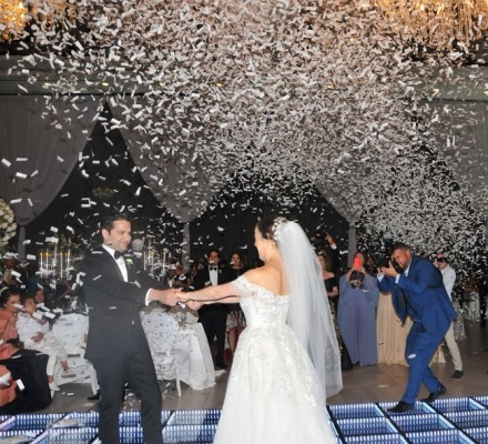 Ricardo Antonio Rivera Saad y Arlene María de Imendia bailan su vals como esposos bajo una alegre lluvia de confeti