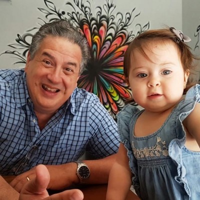 Roberto Flores Gomez con su pequeña Vera Lucia