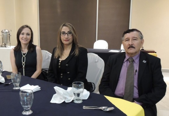 Marta Guillén, Gerente de programas, María Del Carmen Portillo, Gerente de Finanzas y Alberto Benítez, Director Ejecutivo de Habita para la Humanidad Honduras respectivamente.