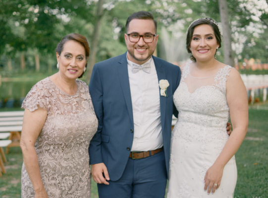 Héctor Sabillón y Mónica Cristina Pineda en su gran día de bodas, acompañados de Sandra Lily Alvarado