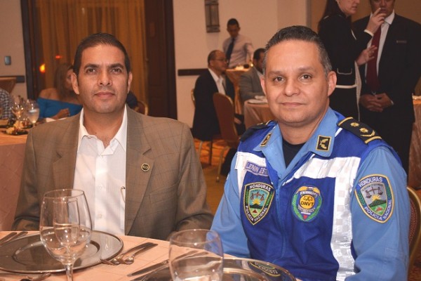 Sergio Guevara y el Subcomisionado de Policía, Lenin Estrada Pacheco