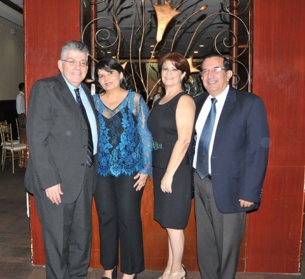 Sergio y Anabell Reyes junto a Lizeth y Gustavo del Cid