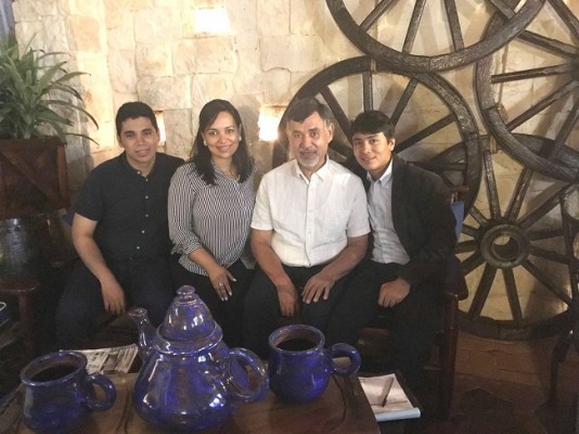 Sonia Pineda celebró su cumple acompañada de su hermano Jorge, su sobrino Carlos y su padre Roberto Pineda en Restaurante El Manzano