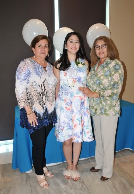 Susana Cuellar de Simón junto a la abuela paterna, Rita Simón y Janeth Campos , abuela materna