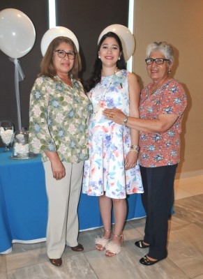 Susana Cuellar de Simón junto a su madre, Janeth Campos y su abuela Blanca Lidia Galo