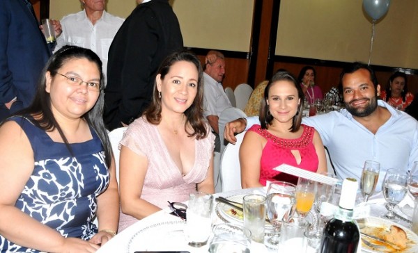 Tania Alvarado, Emma Robelo, Melany y Juan Robelo