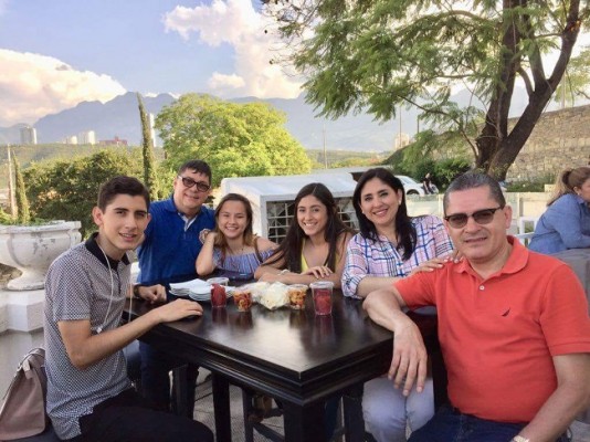Tesla Callejas con su familia en Mexico