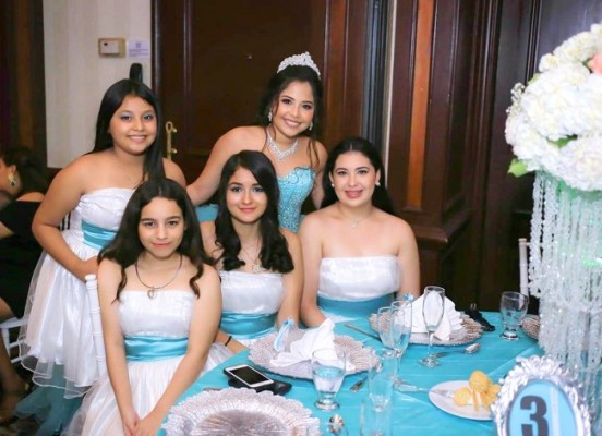 Vivian Gisel Madrid, Tiffany Villanueva, Gabriela Flores, Melanie Rivera y Kristen Cerrato